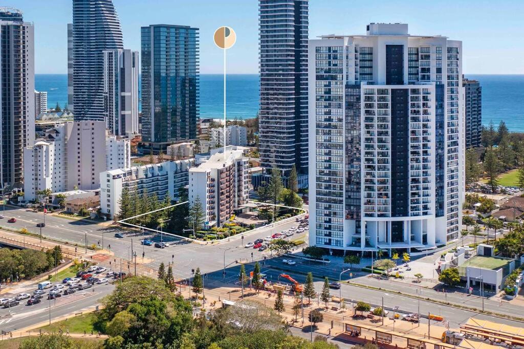 Broadbeach Beauty Walk to Beach & Free Parking
