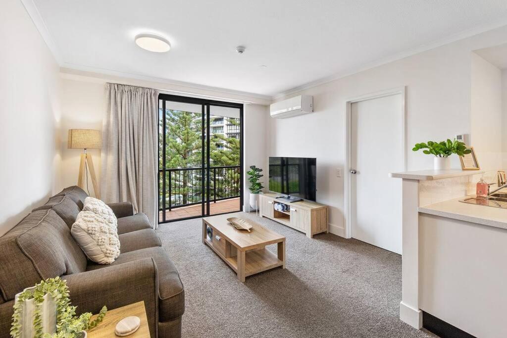 Broadbeach Beauty Walk to Beach & Free Parking