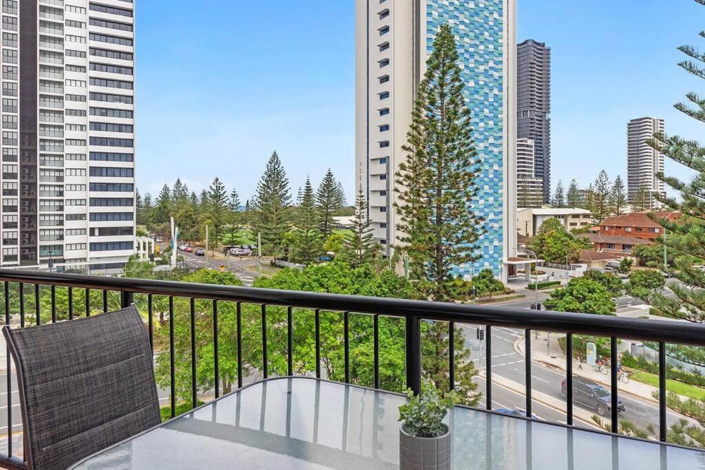 Broadbeach Beauty Walk to Beach & Free Parking