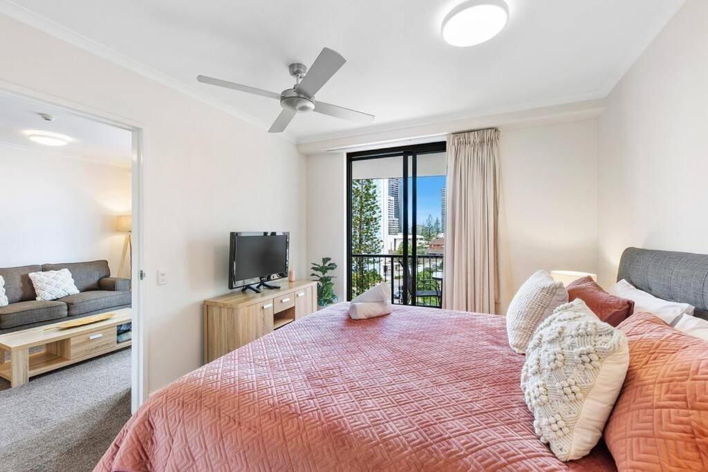 Broadbeach Beauty Walk to Beach & Free Parking