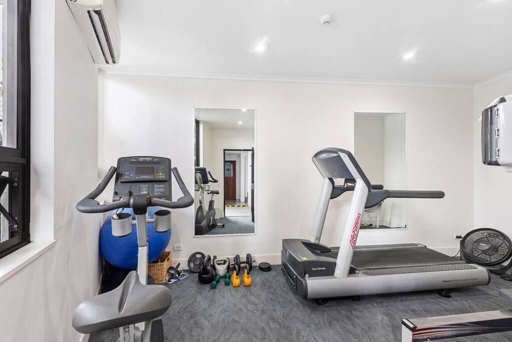 Broadbeach Beauty Walk to Beach & Free Parking