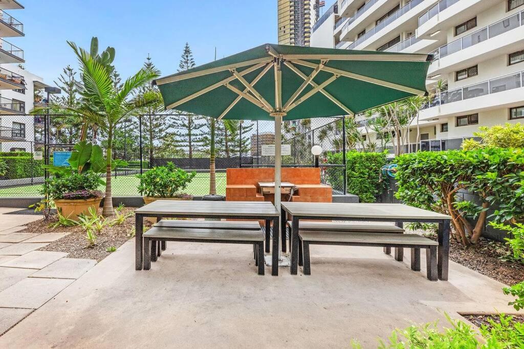 Broadbeach Beauty Walk to Beach & Free Parking