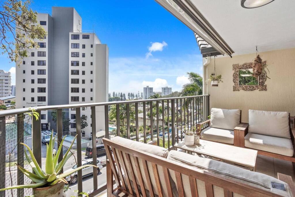 Hillside in the heart of Burleigh!