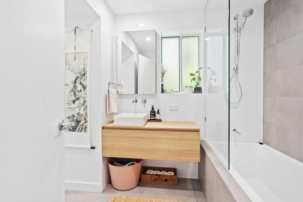 Hillside in the heart of Burleigh!