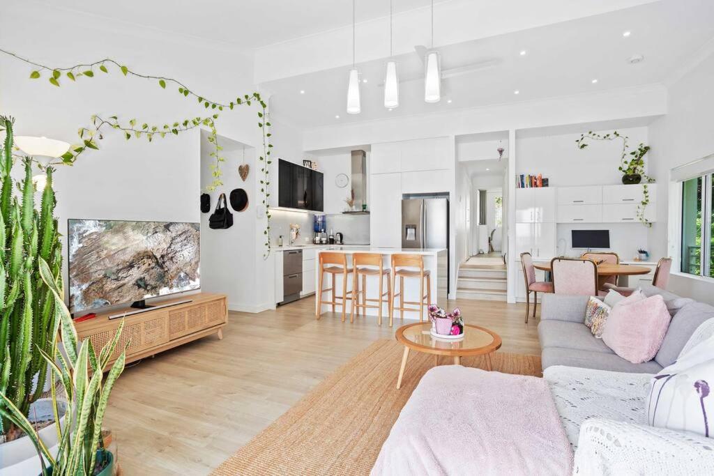 Hillside in the heart of Burleigh!