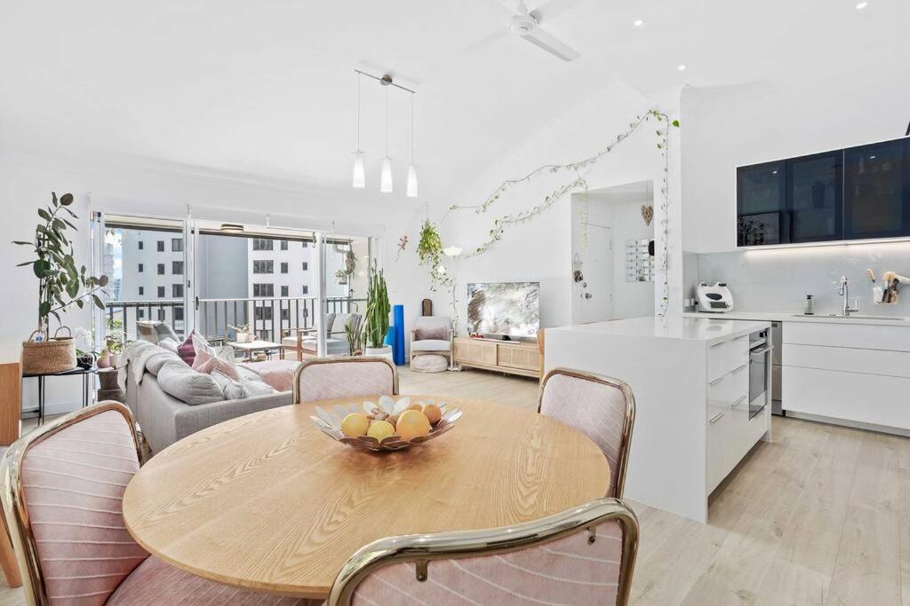 Hillside in the heart of Burleigh!