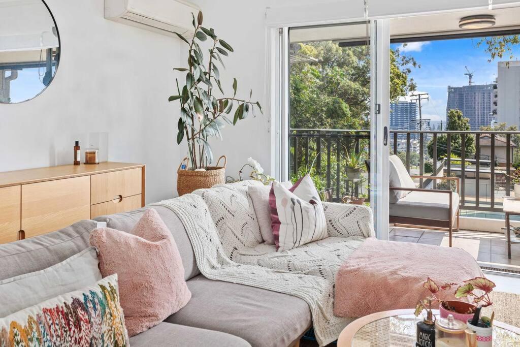 Hillside in the heart of Burleigh!