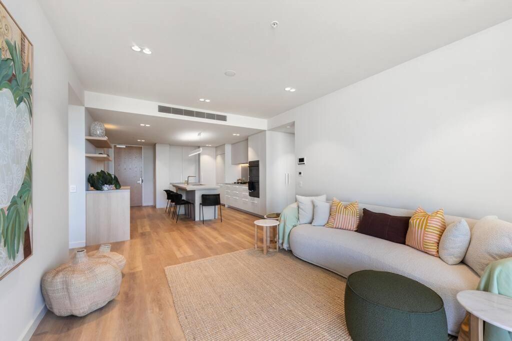 Luxurious 2BR 2BA Oceanfront Apartment Kirra