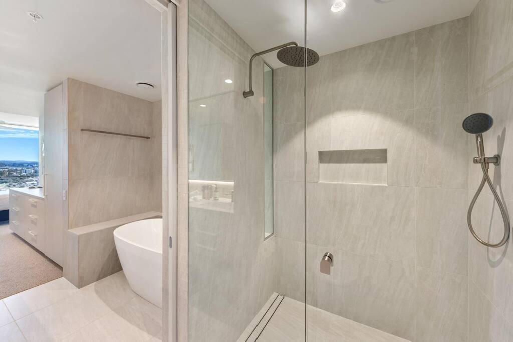 Luxurious 2BR 2BA Oceanfront Apartment Kirra