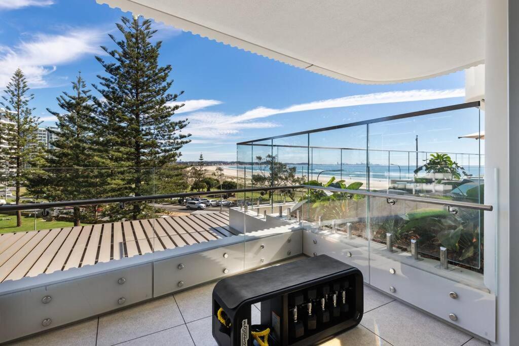 Luxurious 2BR 2BA Oceanfront Apartment Kirra