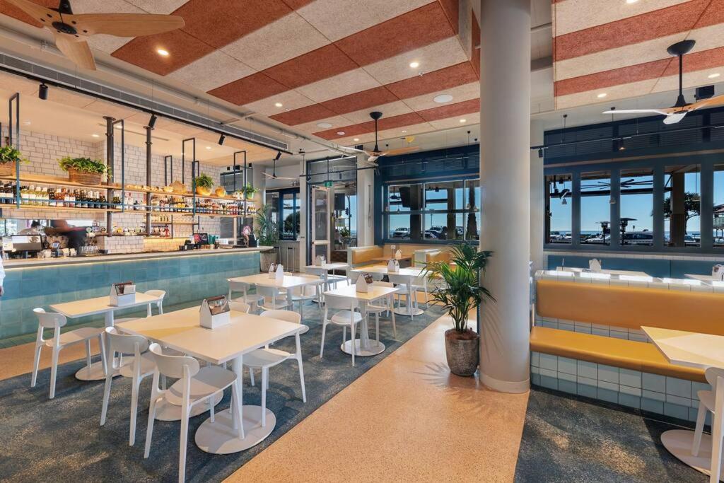 Luxurious 2BR 2BA Oceanfront Apartment Kirra
