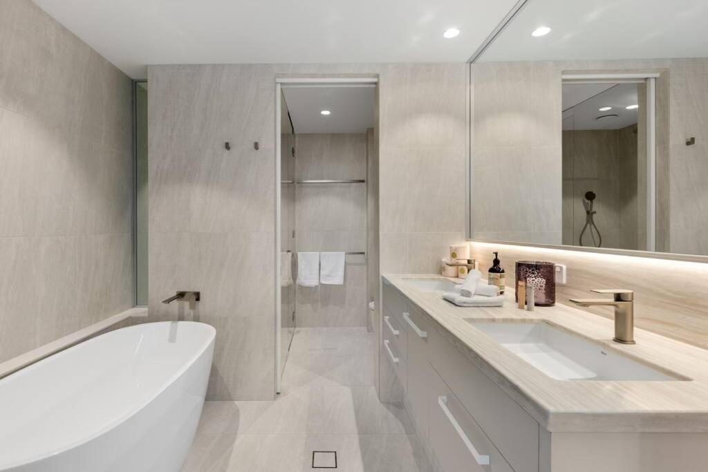 Luxurious 2BR 2BA Oceanfront Apartment Kirra