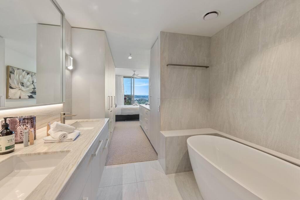 Luxurious 2BR 2BA Oceanfront Apartment Kirra