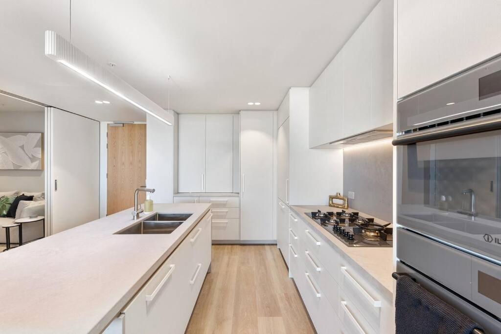 Luxurious 2BR 2BA Oceanfront Apartment Kirra
