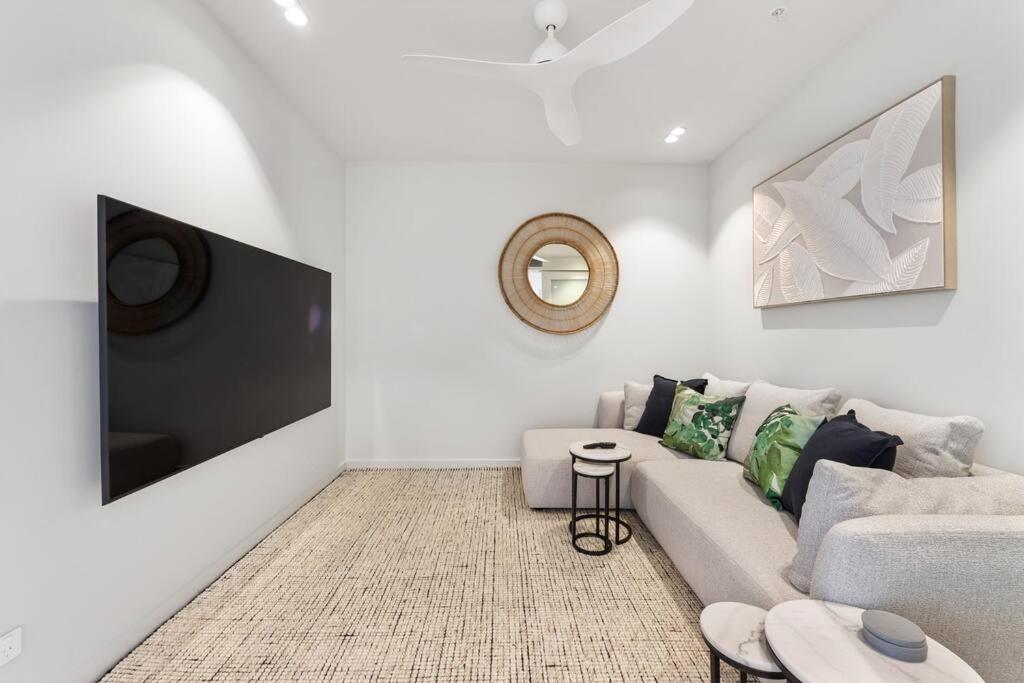Luxurious 2BR 2BA Oceanfront Apartment Kirra