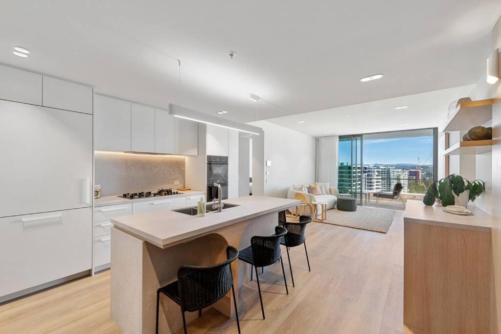 Luxurious 2BR 2BA Oceanfront Apartment Kirra