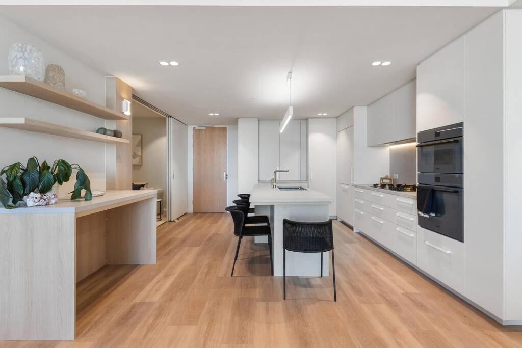 Luxurious 2BR 2BA Oceanfront Apartment Kirra