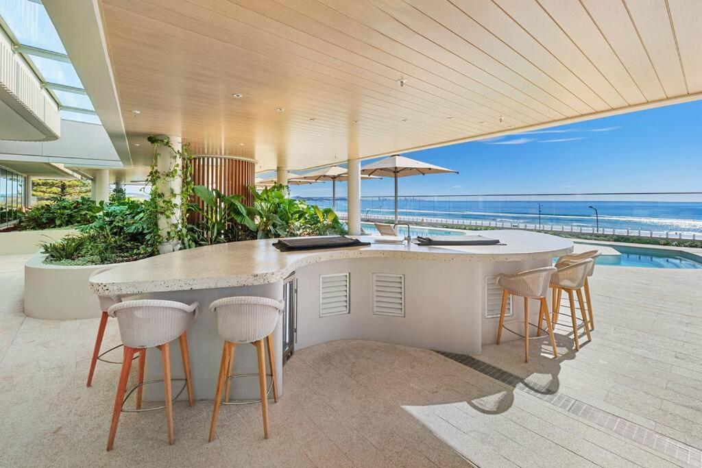 Luxurious 2BR 2BA Oceanfront Apartment Kirra