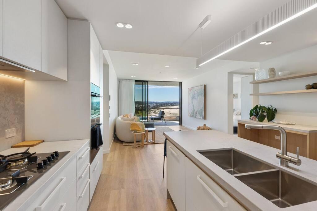 Luxurious 2BR 2BA Oceanfront Apartment Kirra