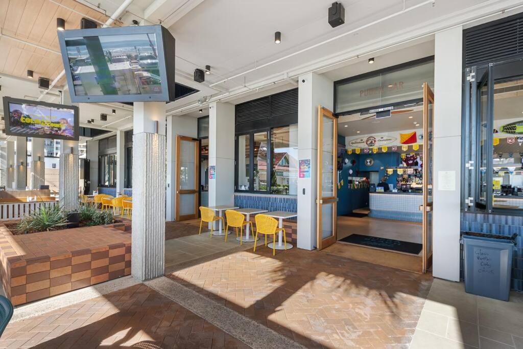 Luxurious 2BR 2BA Oceanfront Apartment Kirra