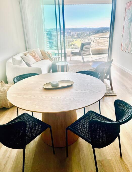 Luxurious 2BR 2BA Oceanfront Apartment Kirra