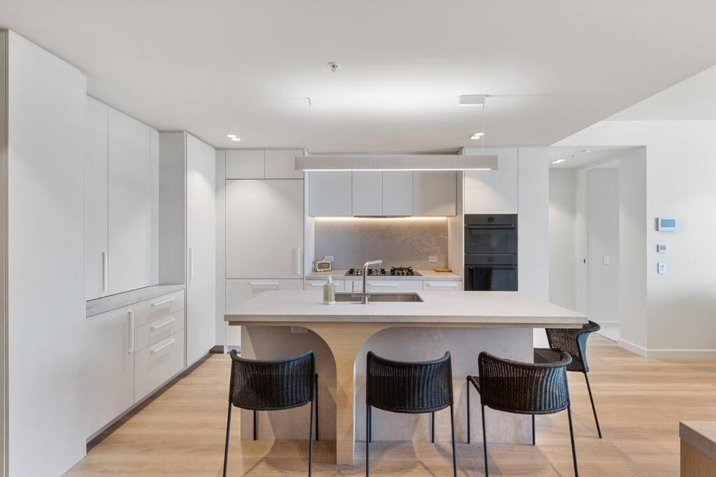 Luxurious 2BR 2BA Oceanfront Apartment Kirra