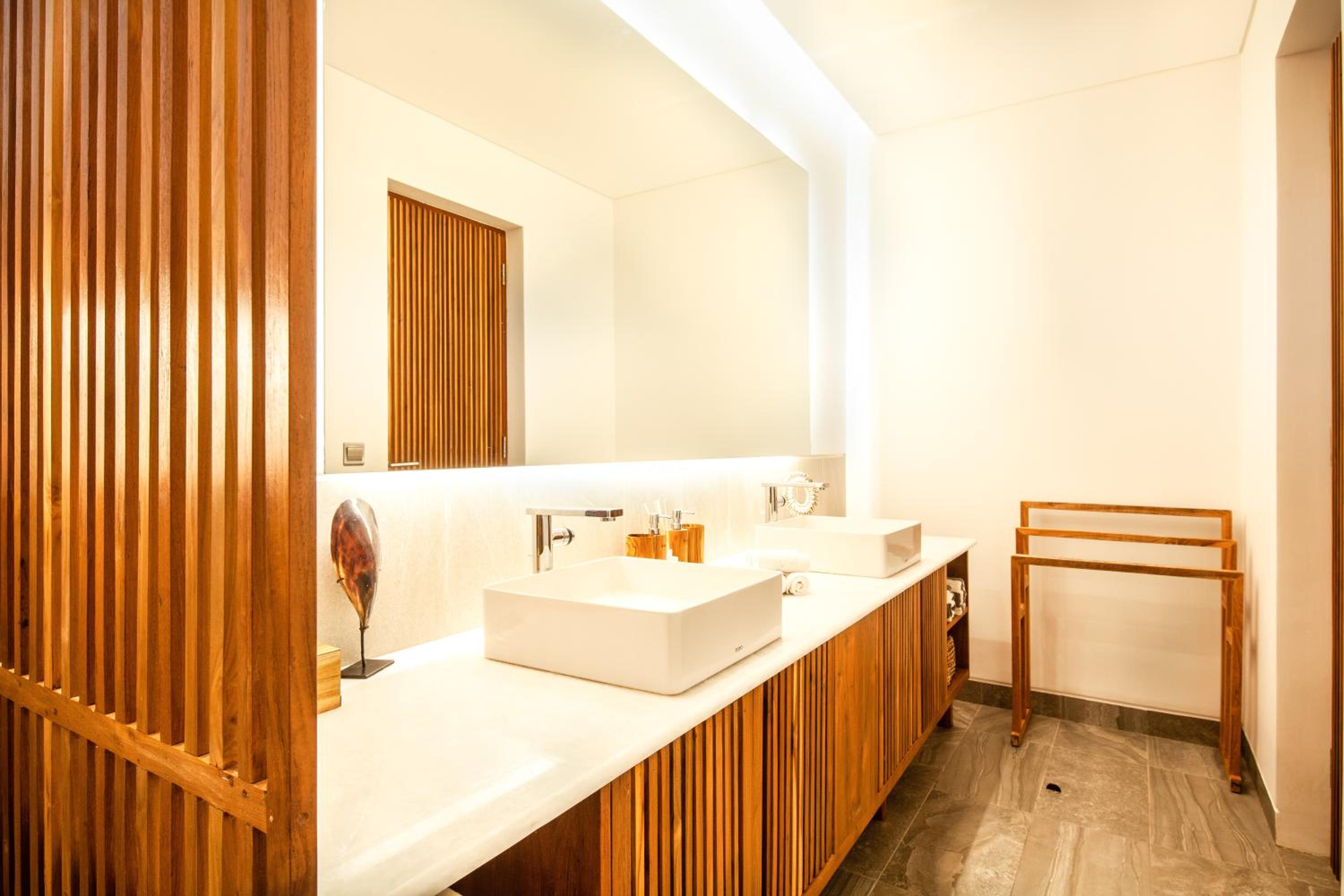 Enchanting 6BR Villa, Breathtaking Vistas Canggu