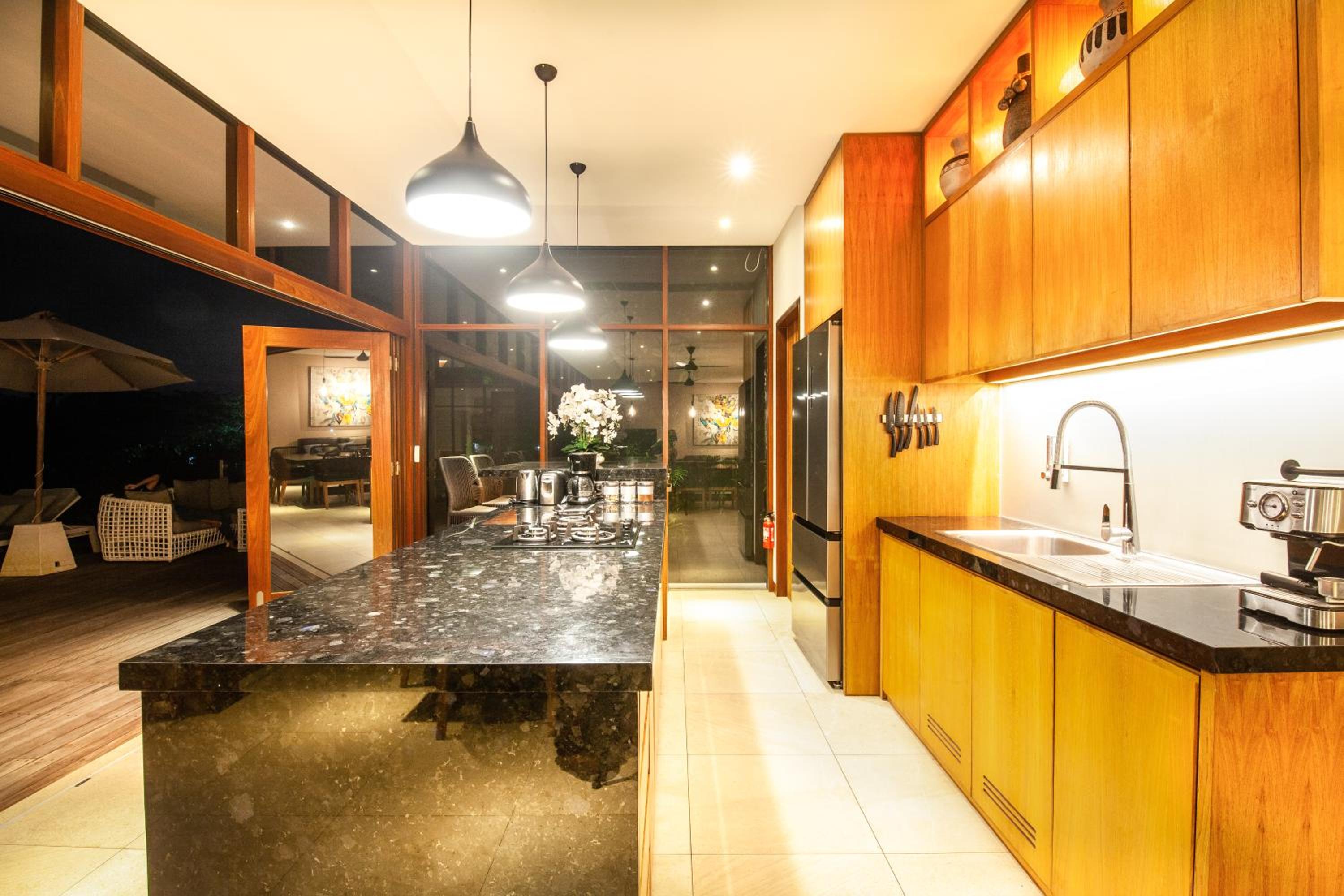 Enchanting 6BR Villa, Breathtaking Vistas Canggu