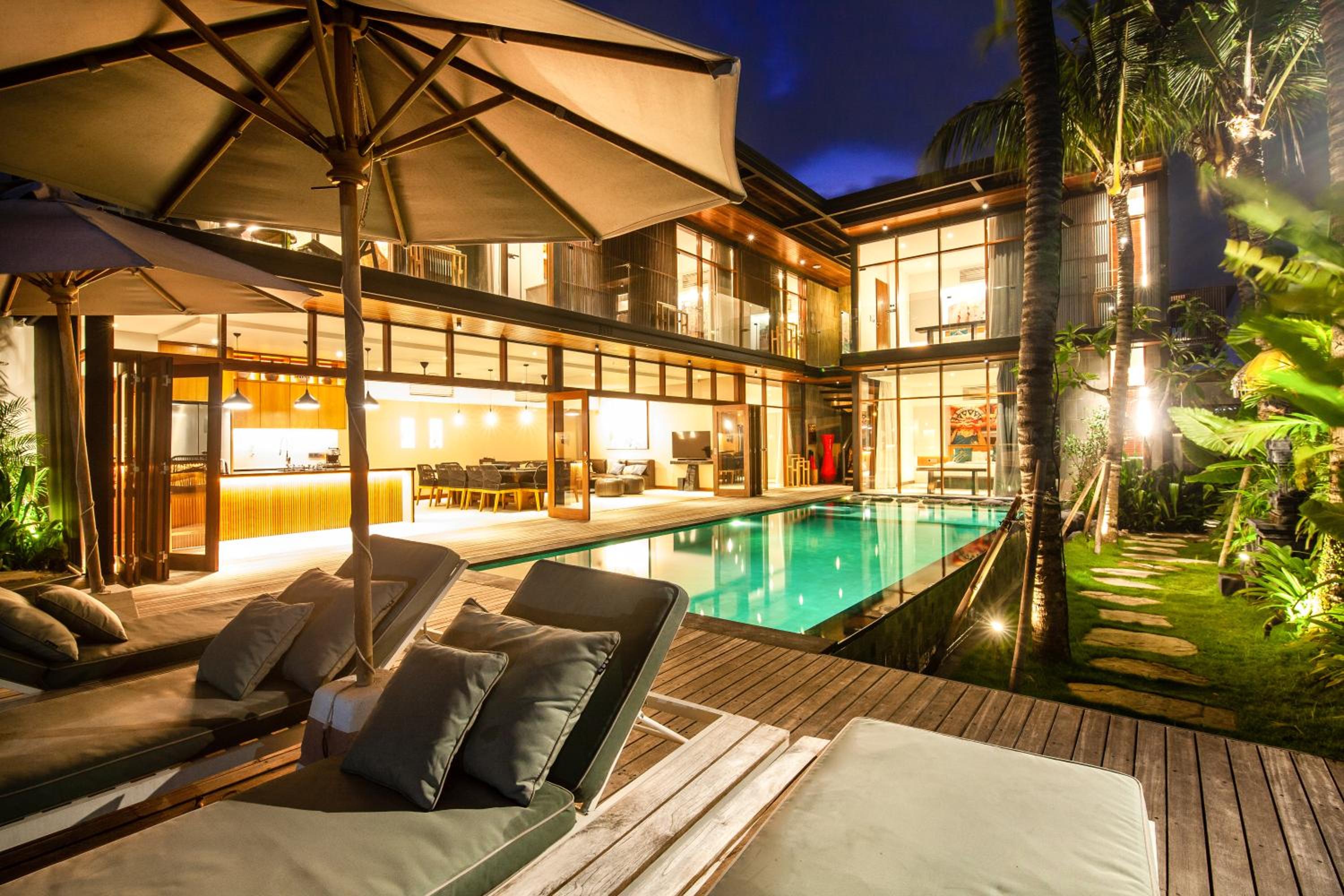 Enchanting 6BR Villa, Breathtaking Vistas Canggu