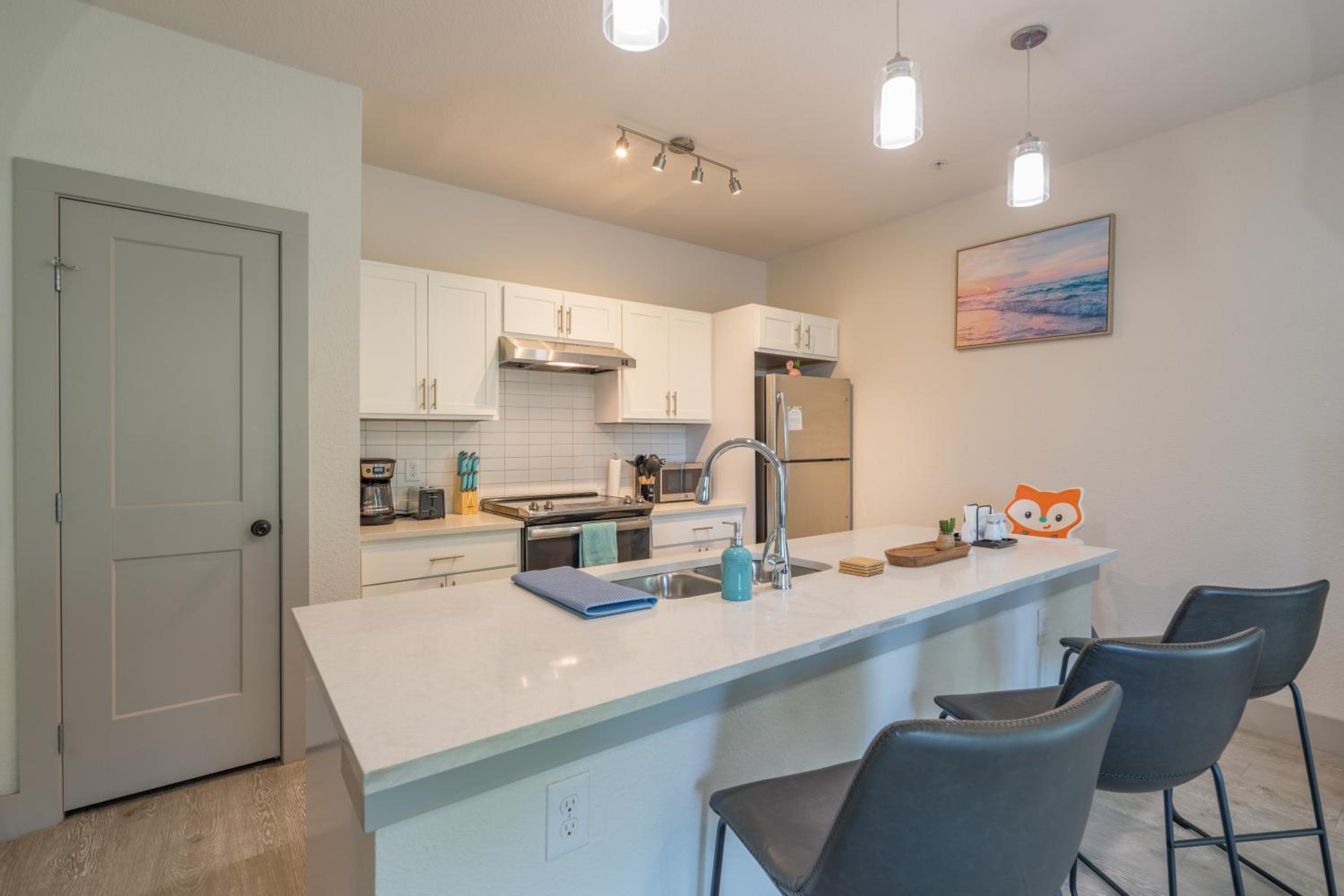 Riverwalk and Pool view Apt with King bed Infinity Pool Gym Free Parking view 4