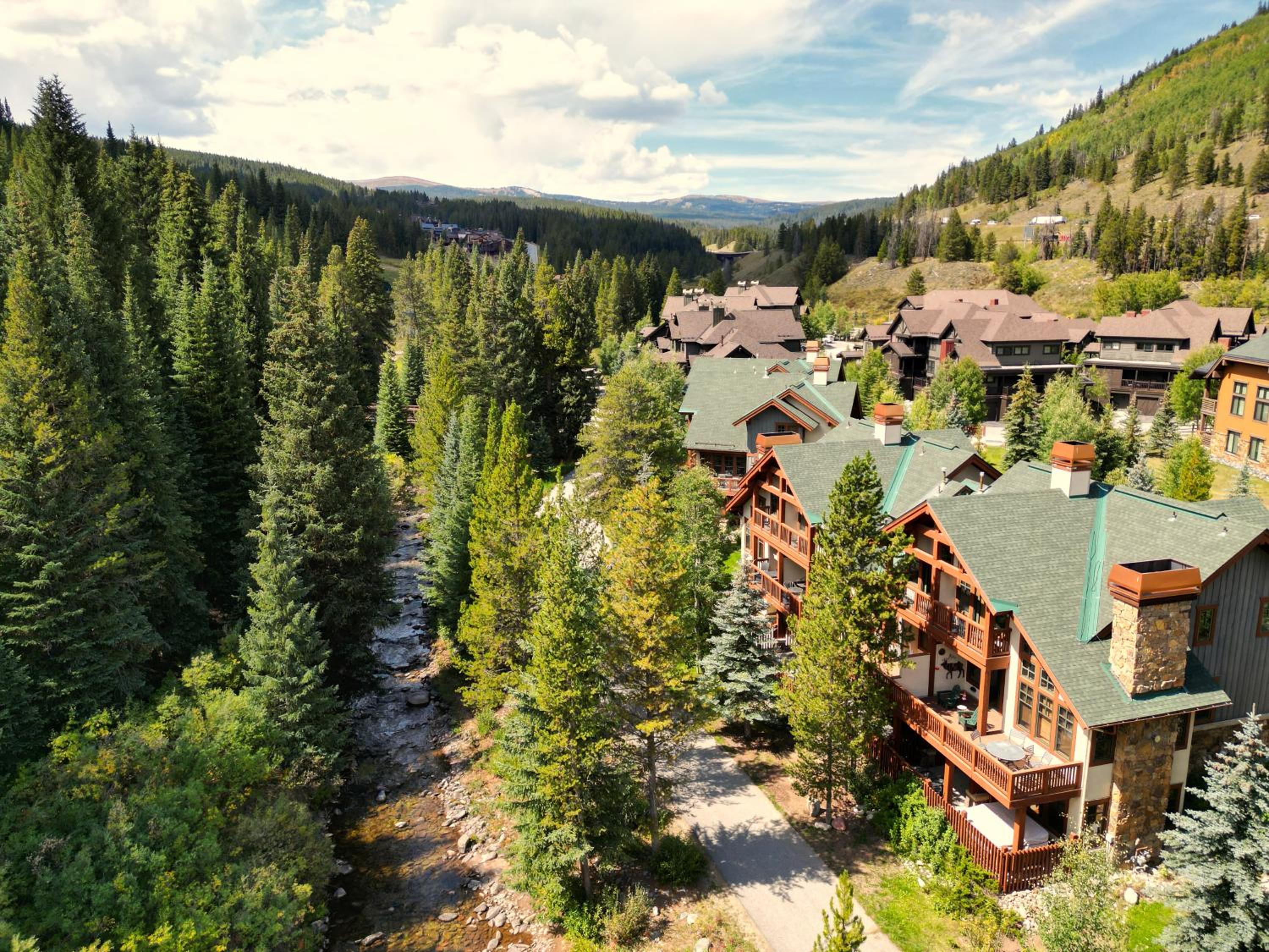 Spacious Town Home, Short Walk to Lifts, Private Hot Tub - 144C view 3