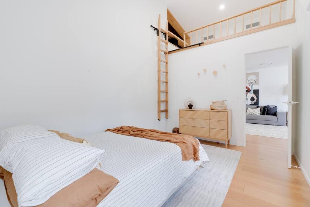 Chic 3BR in Gold Coast Steps from the Beach