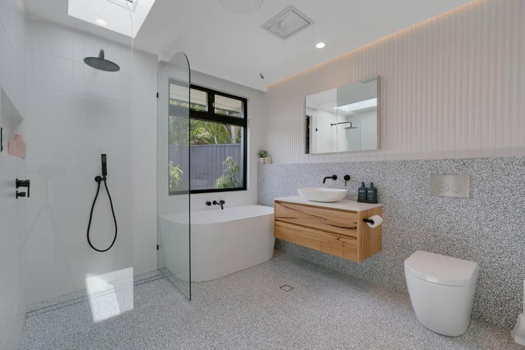 Chic 3BR in Gold Coast Steps from the Beach
