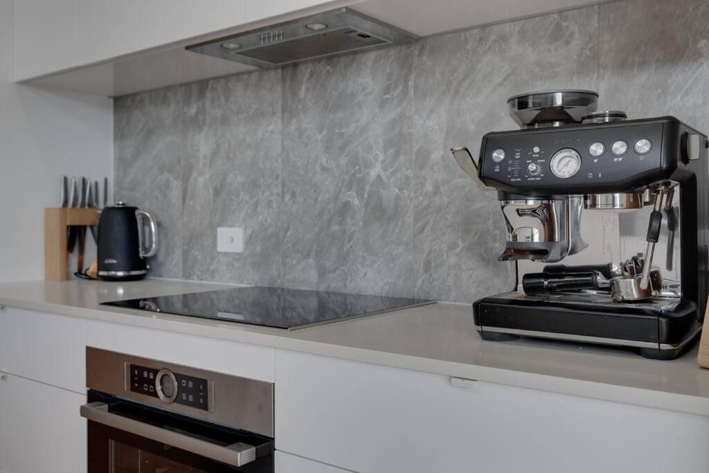 Chic 3BR in Gold Coast Steps from the Beach