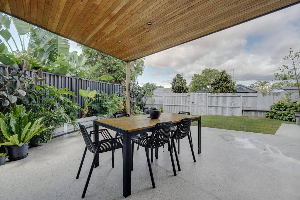Chic 3BR in Gold Coast Steps from the Beach