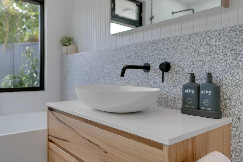 Chic 3BR in Gold Coast Steps from the Beach