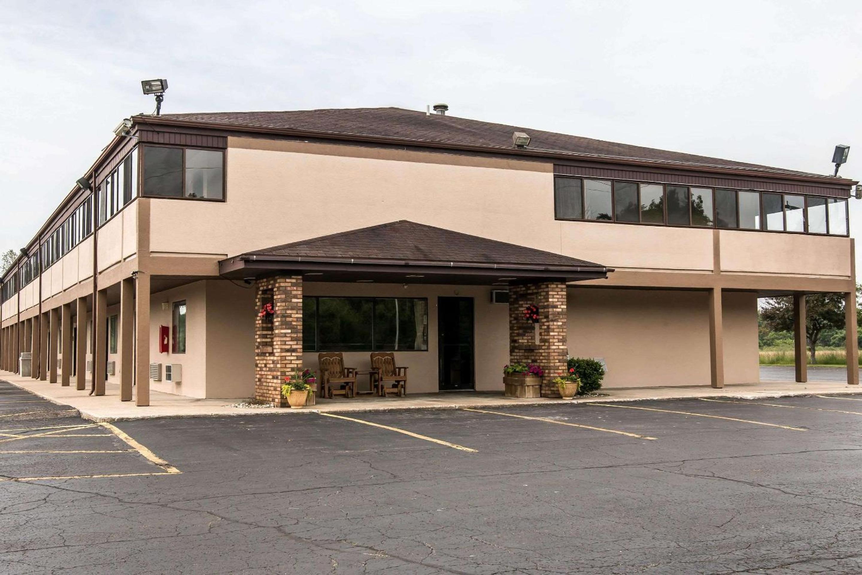 Econo Lodge Paw Paw view 3