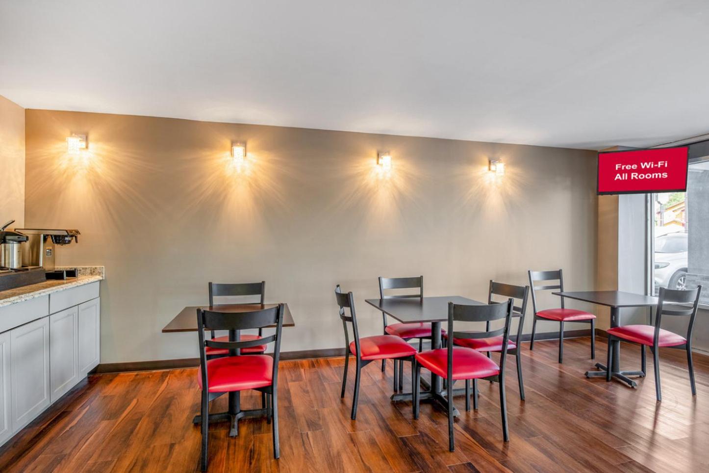 HomeTowne Studios by Red Roof Richmond - Airport Sandston