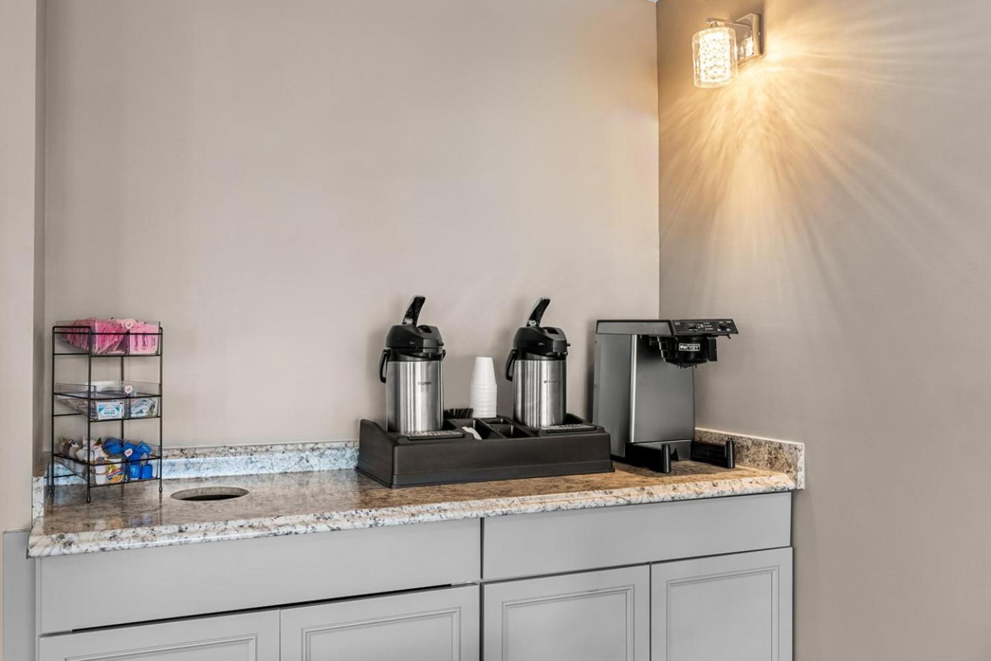 HomeTowne Studios by Red Roof Richmond - Airport Sandston