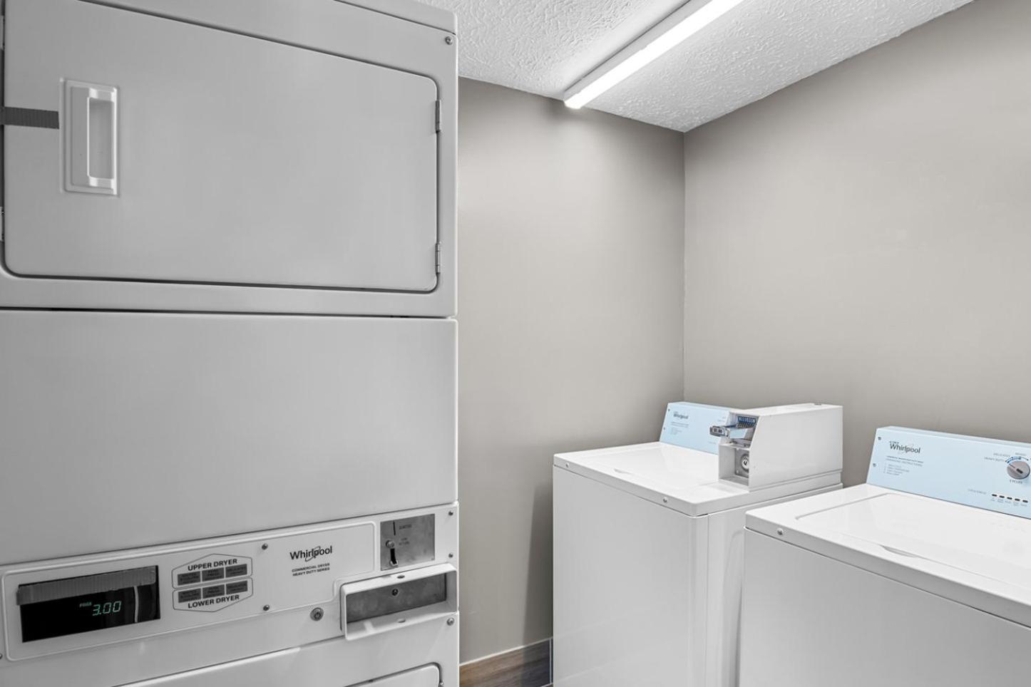 HomeTowne Studios by Red Roof Richmond - Airport Sandston