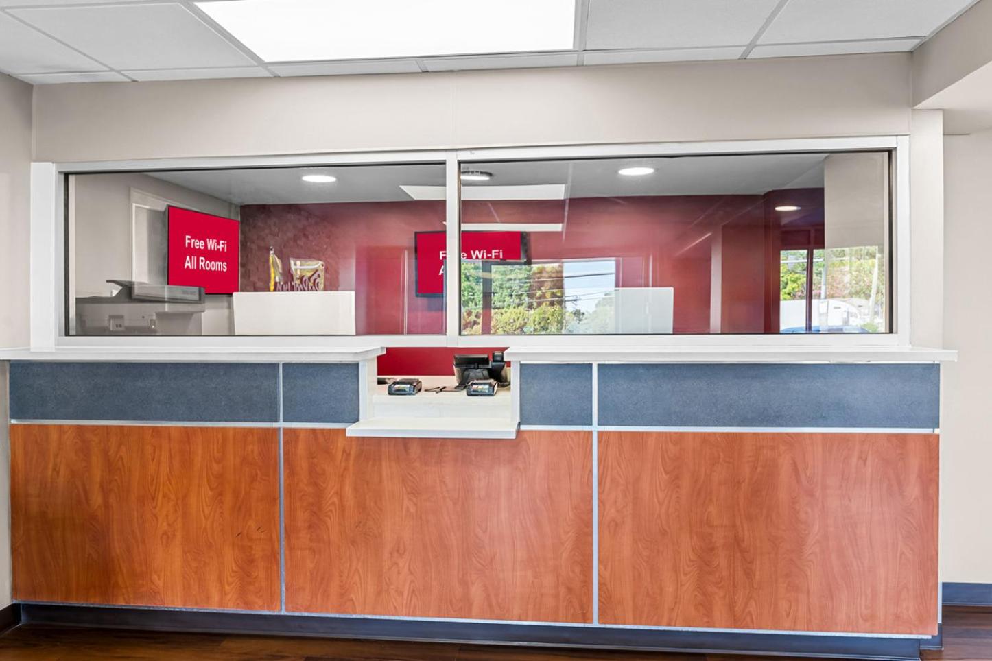 HomeTowne Studios by Red Roof Richmond - Airport Sandston