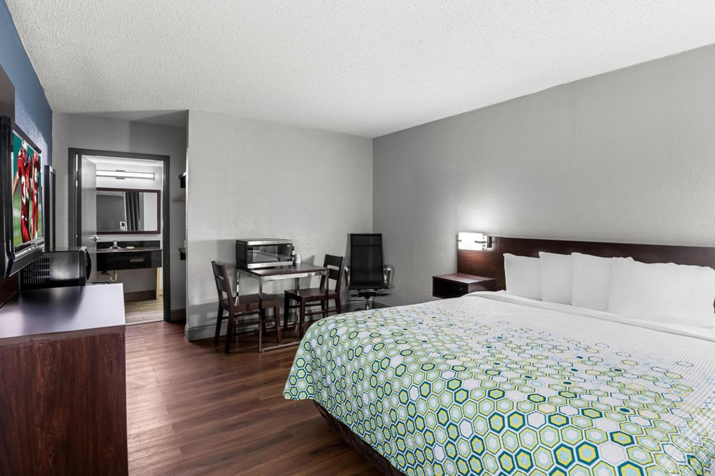HomeTowne Studios by Red Roof Richmond - Airport Sandston