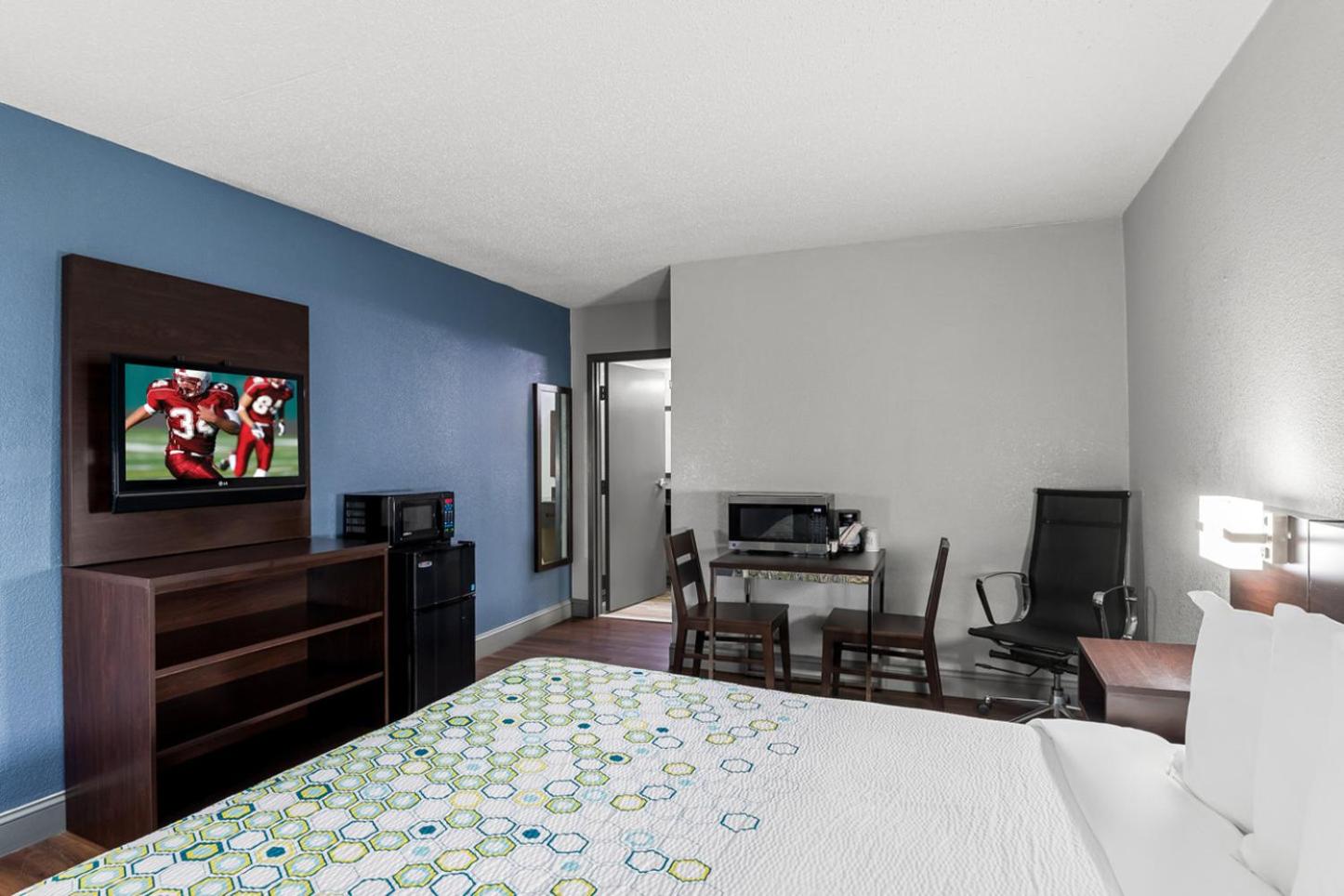 HomeTowne Studios by Red Roof Richmond - Airport Sandston