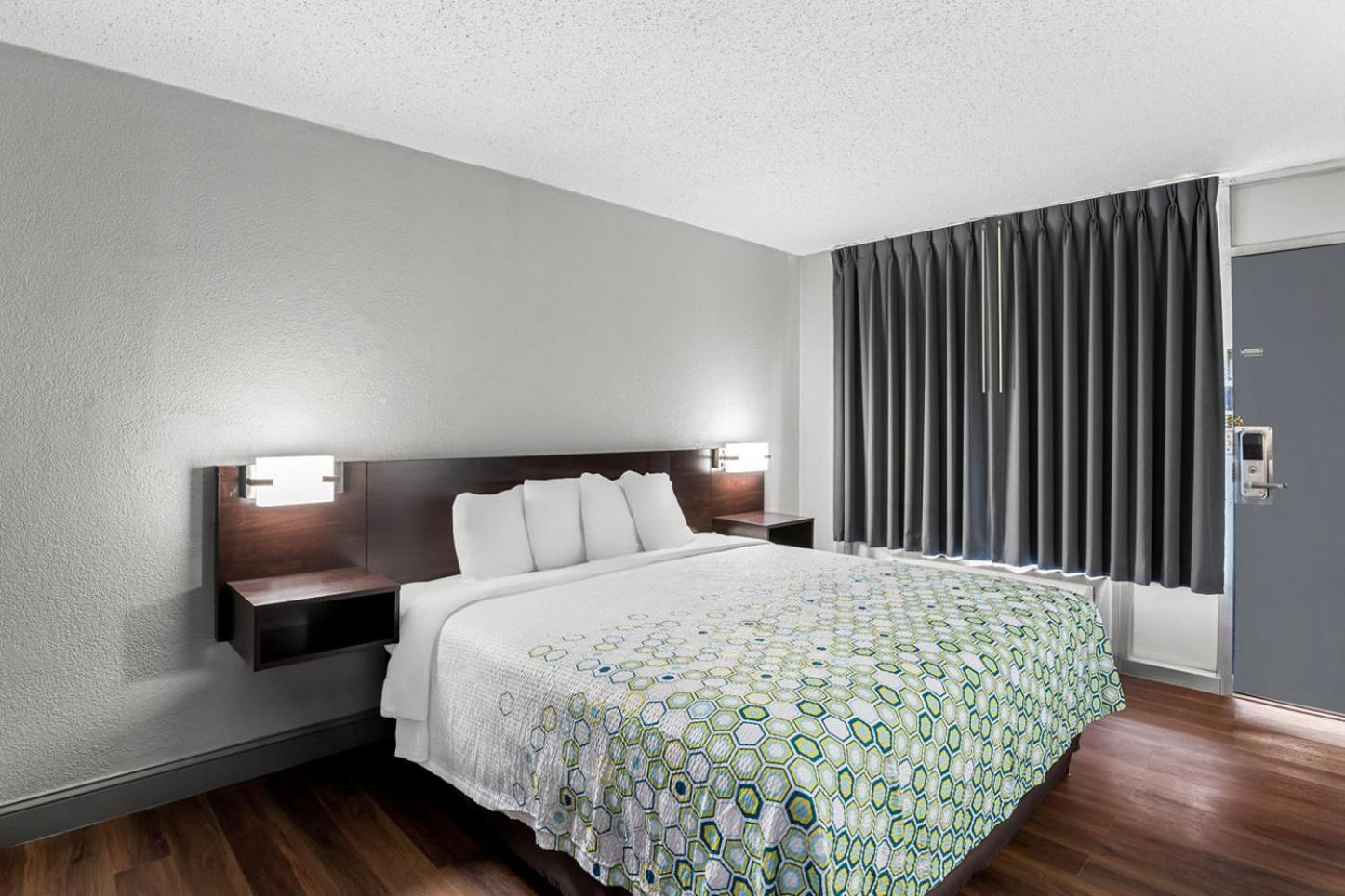 HomeTowne Studios by Red Roof Richmond - Airport Sandston
