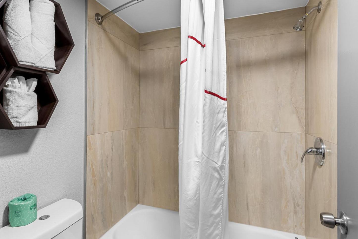 HomeTowne Studios by Red Roof Richmond - Airport Sandston