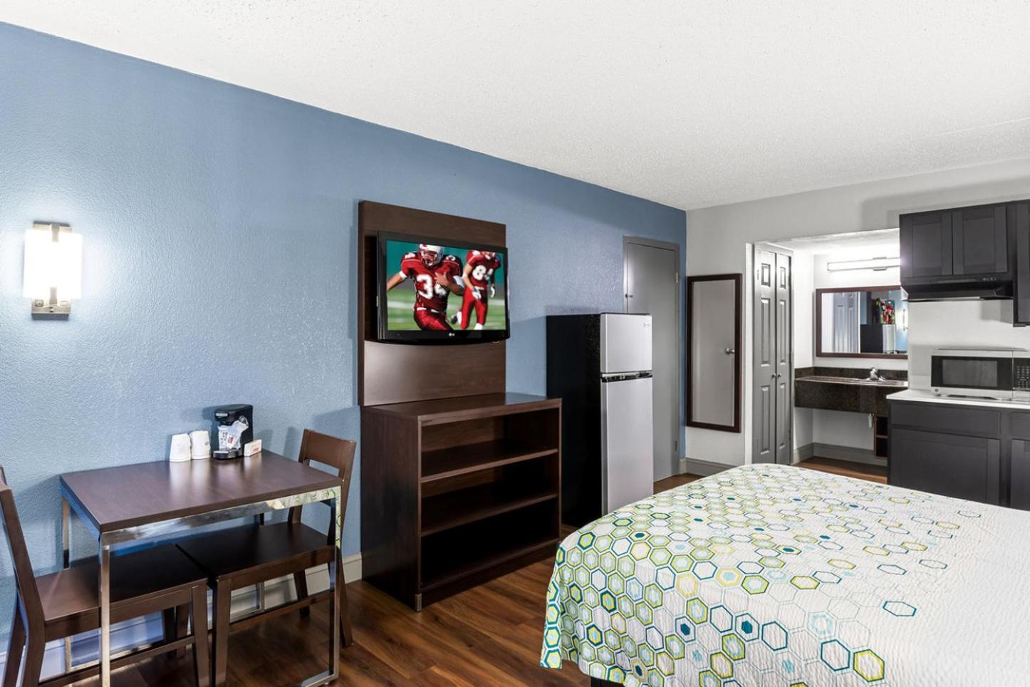 HomeTowne Studios by Red Roof Richmond - Airport Sandston