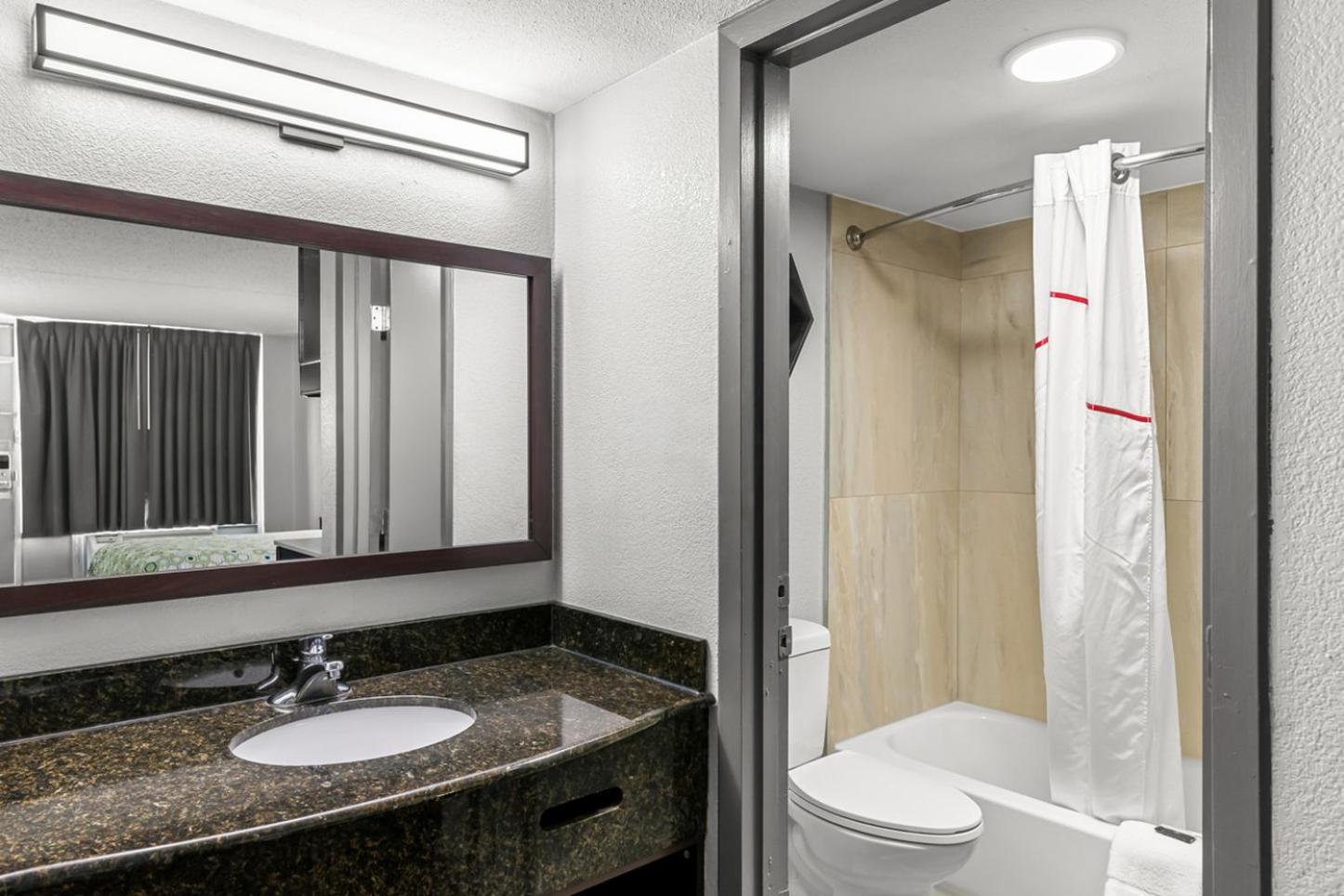 HomeTowne Studios by Red Roof Richmond - Airport Sandston