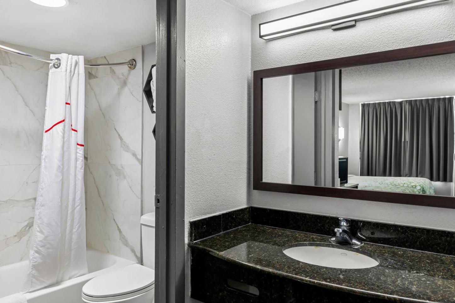 HomeTowne Studios by Red Roof Richmond - Airport Sandston
