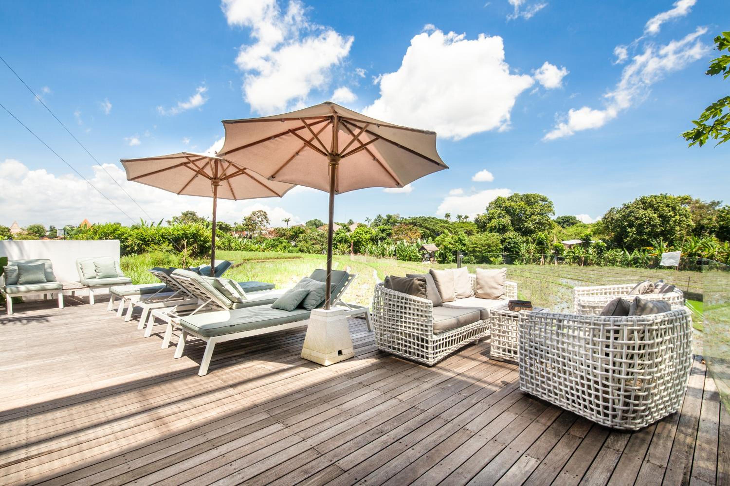 Enchanting 6BR Villa, Breathtaking Vistas Canggu