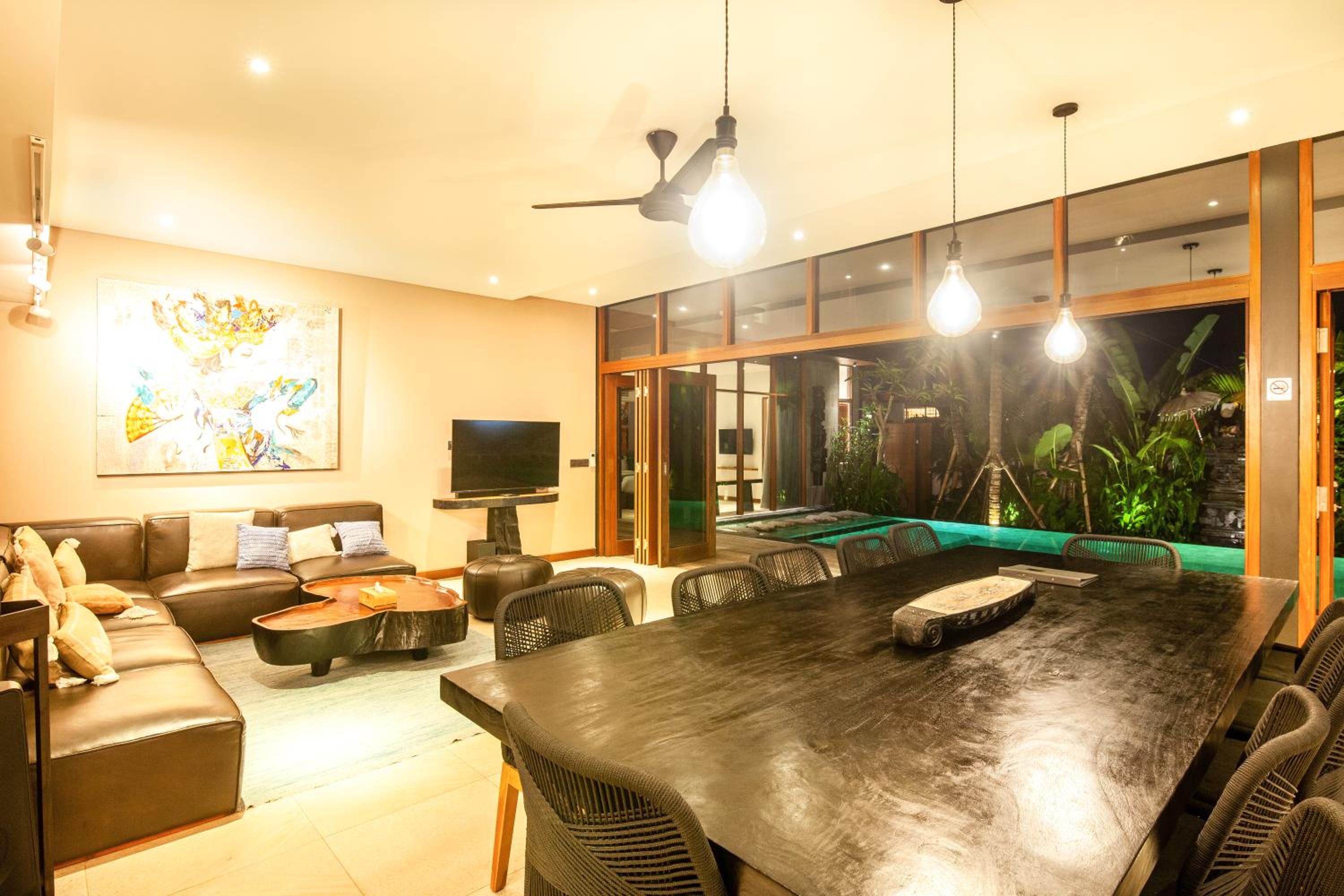 Enchanting 6BR Villa, Breathtaking Vistas Canggu